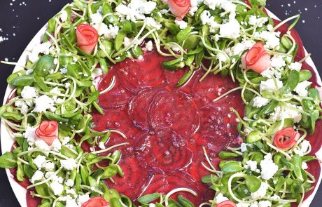 סלט סלק עם נבטי חמנייה,פרחי צנונית וגבינה בולגרית