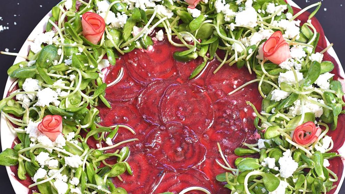 סלט סלק עם נבטי חמנייה,פרחי צנונית וגבינה בולגרית